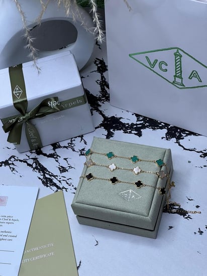 أسوارة  Van cleef ذهبي وردة