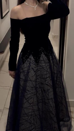 فستان  جوخ مع تُل شك وشبك فصوص زركون توفر بأكمام طويله