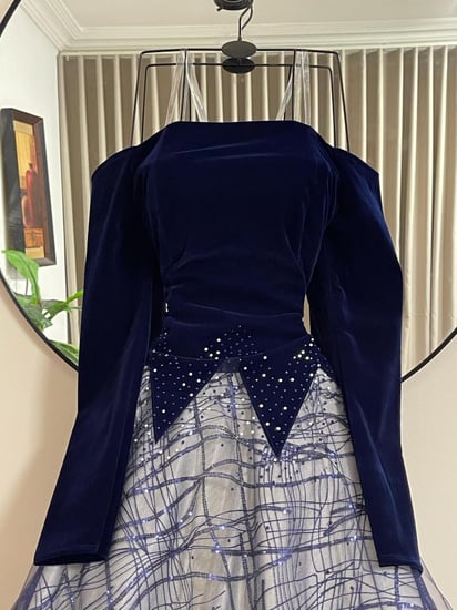 فستان  جوخ مع تُل شك وشبك فصوص زركون توفر بأكمام طويله