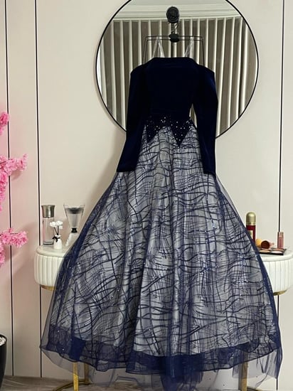 فستان  جوخ مع تُل شك وشبك فصوص زركون توفر بأكمام طويله