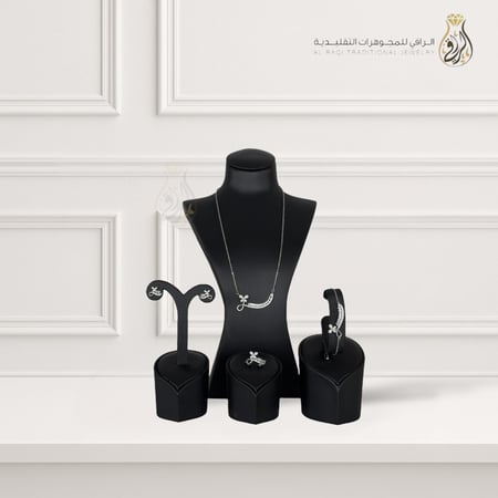 طقم  بتصميم زخرفي مرصع بالفصوص