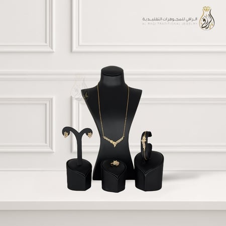طقم بتصميم أوراق بفصوص
