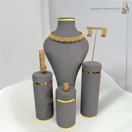 طقم العنق المتلألئ