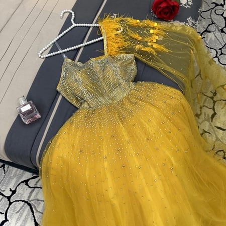 فستان اصفر وريني ذهبي