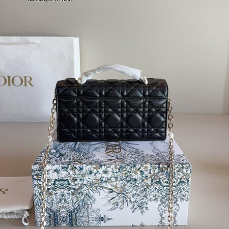 شنطة يد ديور أسود مطفي