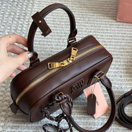 شنطة يد miu miu مقاس صغير