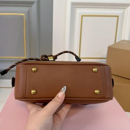 شنطة يد miu miu مقاس صغير