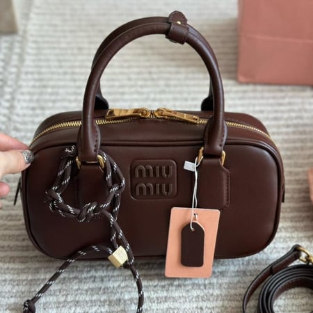 شنطة يد miu miu مقاس صغير