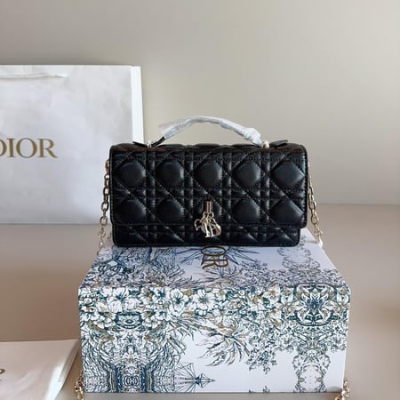 شنطة يد ديور أسود مطفي