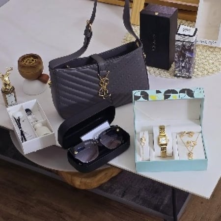 طقم هدايا نسائي فاخر مع حقيبة وإكسسوارات وساعة أنيقة