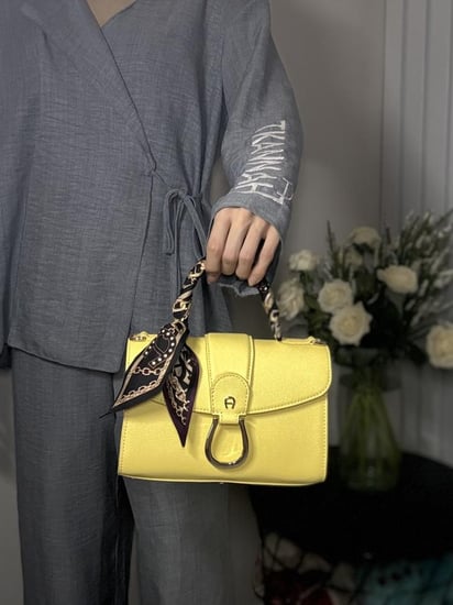 شنطة اجنر افيفا توب هاندل سمول بلون اصفر باستيل وسكارف فخم EVVIVA HANDBAG S