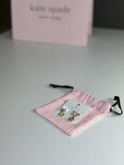 حلق كيت سبيد متدلي بحجر زركون - ذهبي