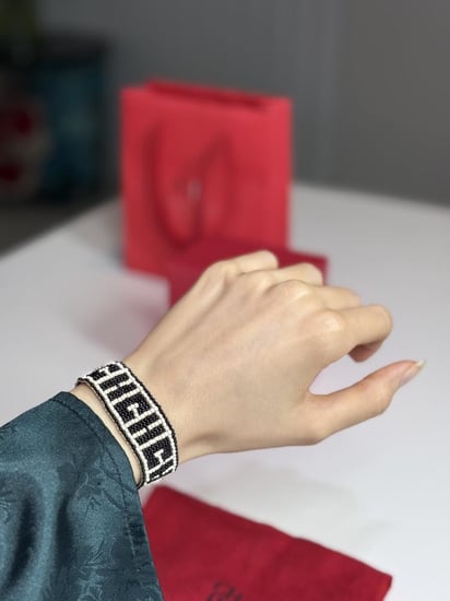 اسوار كارولينا بحروف كارولينا بالخرز الاسود والابيض black breaded bracelet
