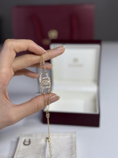 اجنر اسوار Aigner Fashion Bracelet M AJ67396 ذهبي بسلسله ناعمه ولوقو كبير متشابك مرصع بالكريستال