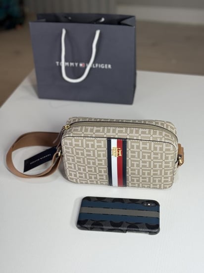 شنطة تومي كروس بودي  بشعار تومي مخطط  Tommy Hilfiger Riley Camera Crossbody