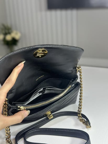 توري برتش كيرا شيفرون كروس بودي kira chevron- اسود / ذهبي