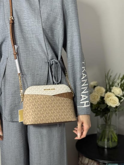 مايكل كورس ترفل جت كلر بلوك سجنشر Michael Kors Jet Set Logo Camel Multi Medium