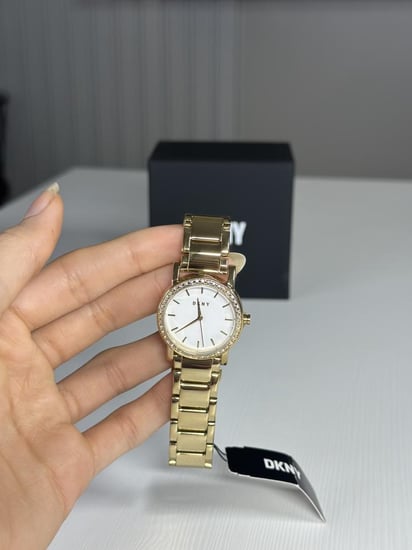 ساعة دكني ذهبيه بكريستال ومينا ابيض DKNY NY9204