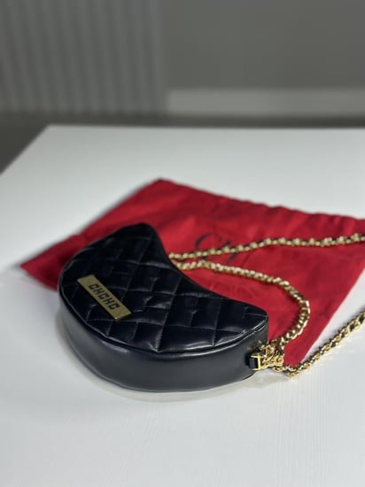 كارولينا هاف مون شولدر سجنر كويلت- اسود/ ذهبي