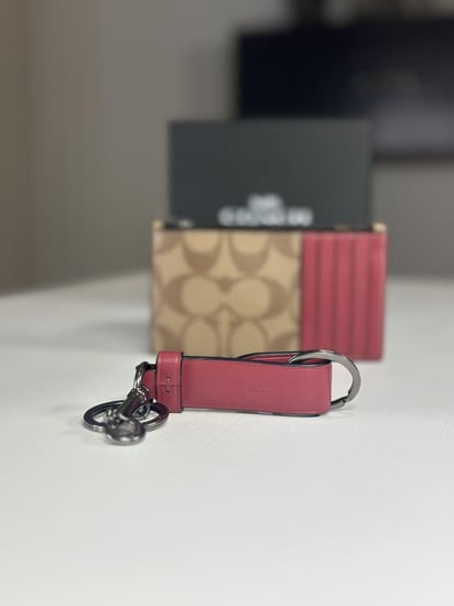 كوتش طقم كوتش ليميتد ادشن محفظة وميداليه - احمر/ كاكي سجنشر