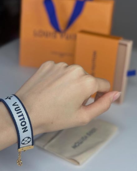 اسوار لويس فيتون بودي ايكون قماشي بوجهين سجنشر M8749Z Pulsera LV Buddy- كحلي/ ابيض