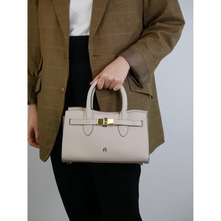 اجنر  شنطة فرح سمول توب هاندل لون ابيض لؤلؤي FARAH HANDBAG S | PEARL WHITE