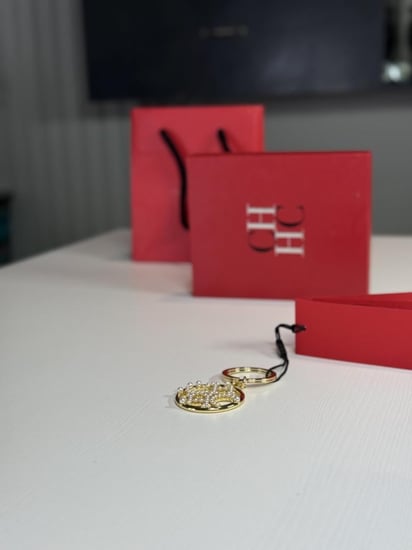 ميدالية كارولينا حلق لوقو باللون الذهبي مزين باللولو Carolina Herrera loop pearl keychain CH