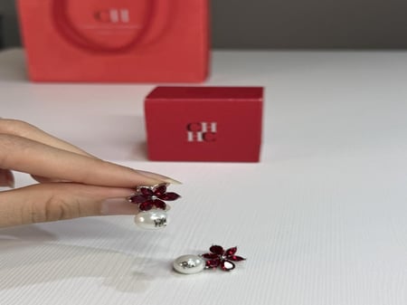 حلق كارولينا هيريرا | CRYSTAL JASMINE - كريستال احمر ومعدن فضي