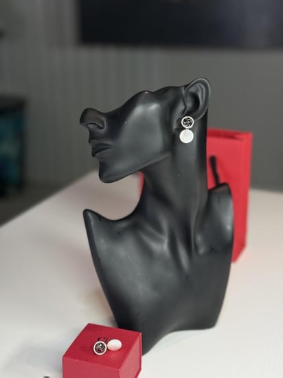 حلق كارولينا هريرا ياسمين متدلي ناعم باللولو وشعار الفضي  CH jasmin earring silver pearl drop