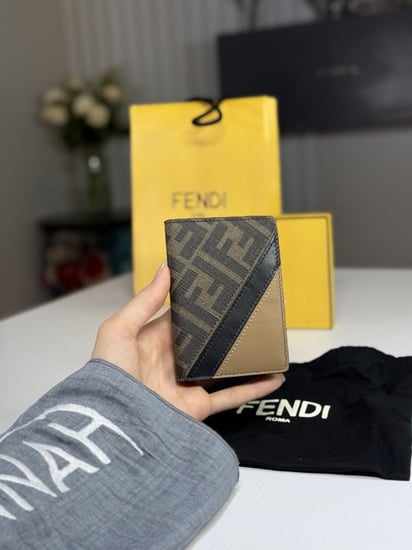 محفظة دكني للبطاقات طوليه سجنشر بلون اسود وبني Fendi Diagonal Card Holder Brown fabric card holder