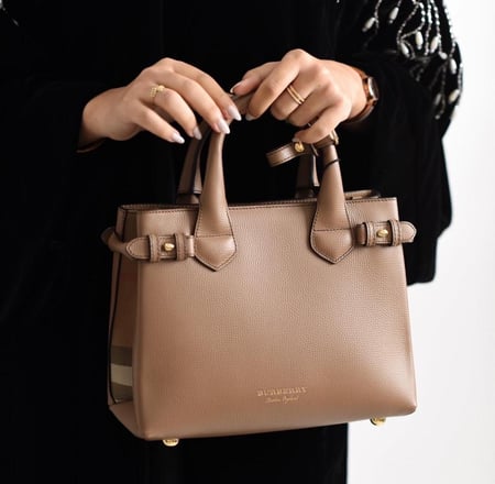 شنطة بربري كلاسيك بيبي بانر burberry baby banner dark sand - ترابي غامق