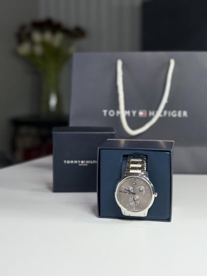 تومي هيلفيغر سبيس جري ستيل ساعة رجالية