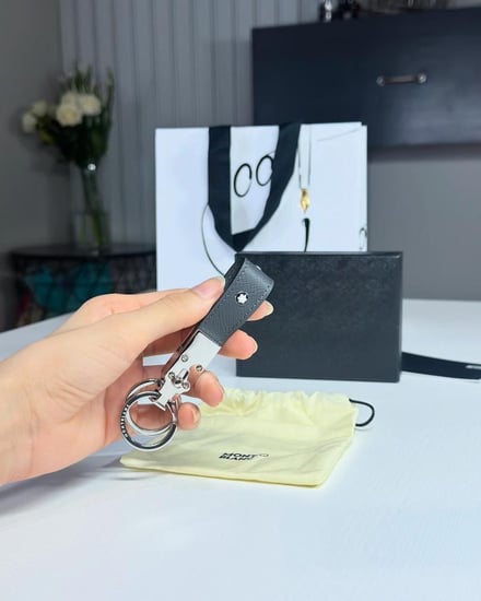 ميدالية Sartorial Loop leather key fob مونت بلان رماديه بلوقو وحلقتين- رماد/ فضي