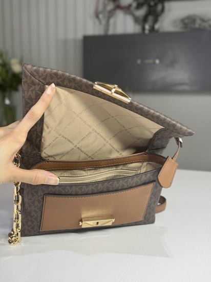 مايكل كورس شنطة كتف سي سي ميديم سجنشر بلون بني MICHAEL KORS Cece Medium Logo Shoulder
