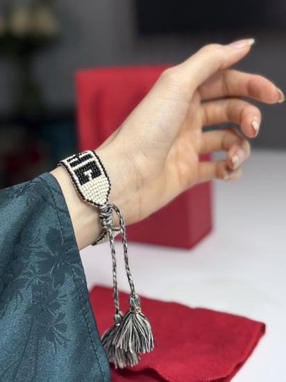 اسوار كارولينا بحروف كارولينا بالخرز الاسود والابيض black breaded bracelet