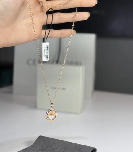 شيروتي سلسلة روز قولد بعلامه مزينه باللولو cerruti 1881 logo pearl necklace