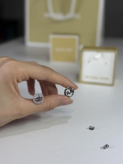 حلق مايكل كورس فضي بايطار دائري مرصع بالكريستال ولوقو mk silver round earring