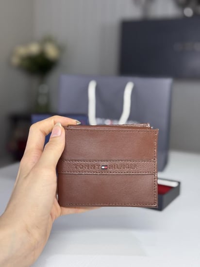 محفظة تومي جلد بني غامق بشريط تومي لوقو tommy hilfiger man wallet brown leathet
