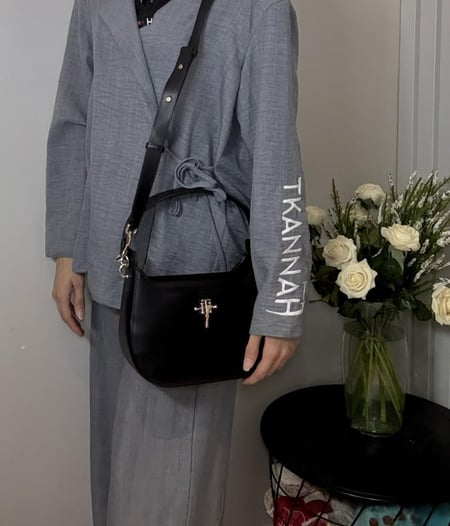 شنطة تومي هوبو كتف بسلسله بلون اسود فخم Tommy Hilfiger hobo black leather bag