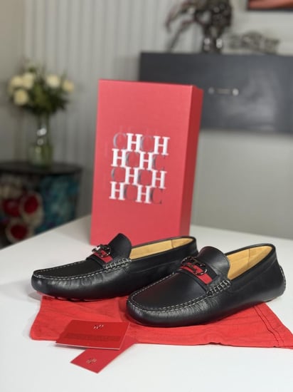 لوفر كارولينا هريرا Carolina Herrera Loafers Initials Insignia Leather من الجلد الطري ببطانه- اسود