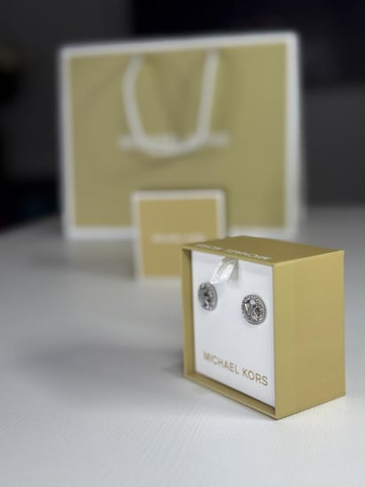 حلق مايكل كورس فضي بايطار دائري مرصع بالكريستال ولوقو mk silver round earring