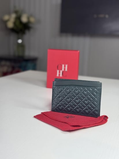 كارد هولدر كارولينا سجنشر بشعار كارولينا  اخضر كاتم- Carolina Herrera cardholder signature quilted