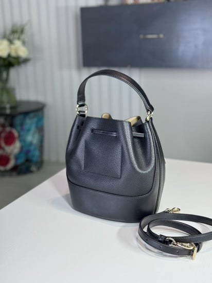 شنطة مايكل كورس بوكيت اسود وذهبي Michael Kors small bucket bag