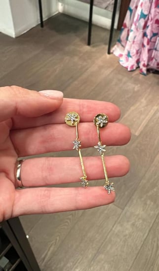 حلق كارولينا هريرا ياسمين متدلي ناعم مرصع بالاحجار  CH jasmin earring drop
