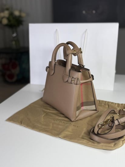 شنطة بربري كلاسيك بيبي بانر burberry baby banner dark sand - ترابي غامق