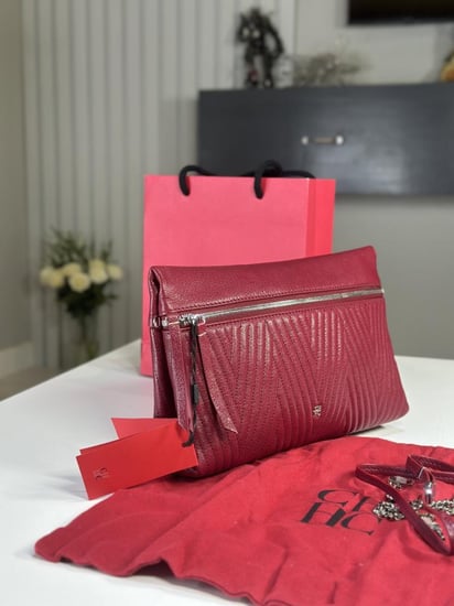 كارولينا باوتش وشنطة كويلتد بلون كرزي انيق ch quilted leather clutch- كرزي/ فضي