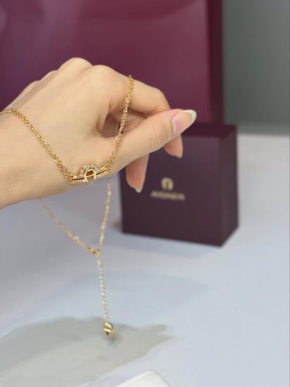 سلسلة اجنر ذهبيه مطليه مرصعة بالاحجار ومزينه بلوقو انسيابي AGJ.231108.GNL AIGNER Aurora women's necklace