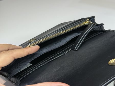 شنطة كروس سوفت تومي بعلامه ذهبيه  tommy hilfiger 69j9862 black soft crossbody gold logo