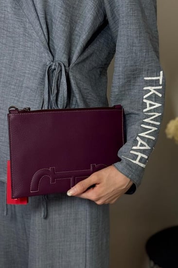 كارولينا هريرا شنطة كروس بودي باوتش carolina Herrera cross body pouch