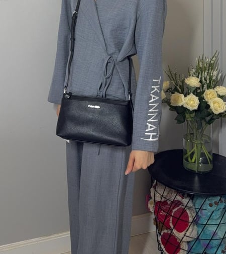 شنطة كالفن كلاين كروس بودي بثلاث جيوب اسود/ فضي calvin klein crossbody bubbled leather